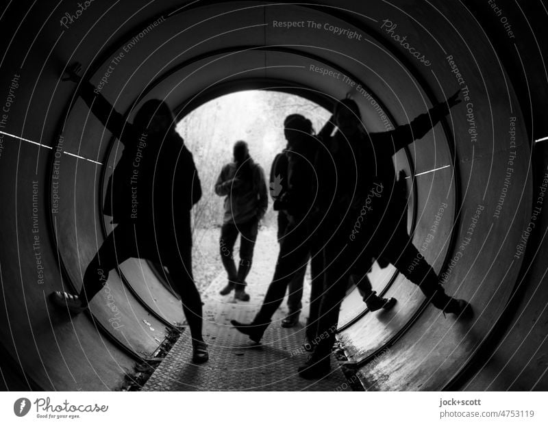 Photocasler Treffen Berlin am Ende des Tunnels Röhre Silhouette Schatten Tunnelblick Wege & Pfade Gegenlicht Kontrast Mensch Steg Gang rund Architektur