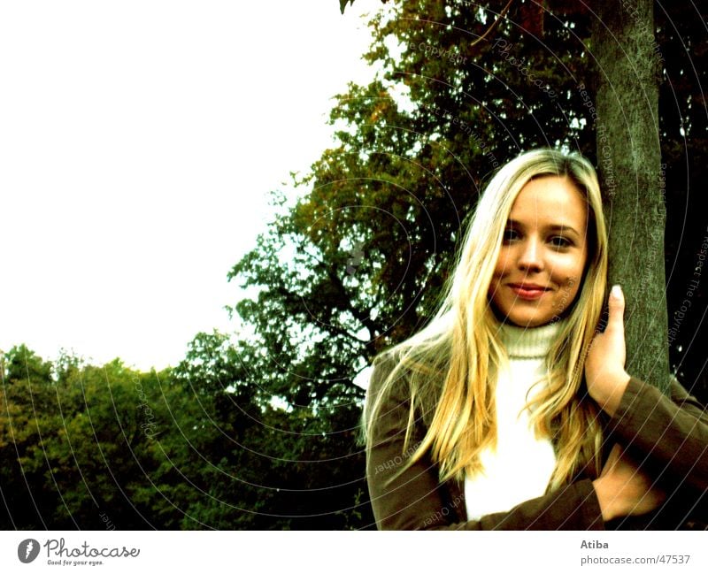 süße maus #2 Wolken Wiese Schlosspark Park Frau blond kalt Baum Herbst sympathisch schön Himmel lachen