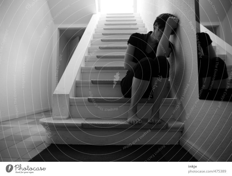 Traurige Frau sitzt auf Treppe Lifestyle Häusliches Leben Wohnung Treppenhaus Erwachsene Körper 1 Mensch 30-45 Jahre hocken sitzen Traurigkeit dunkel unten
