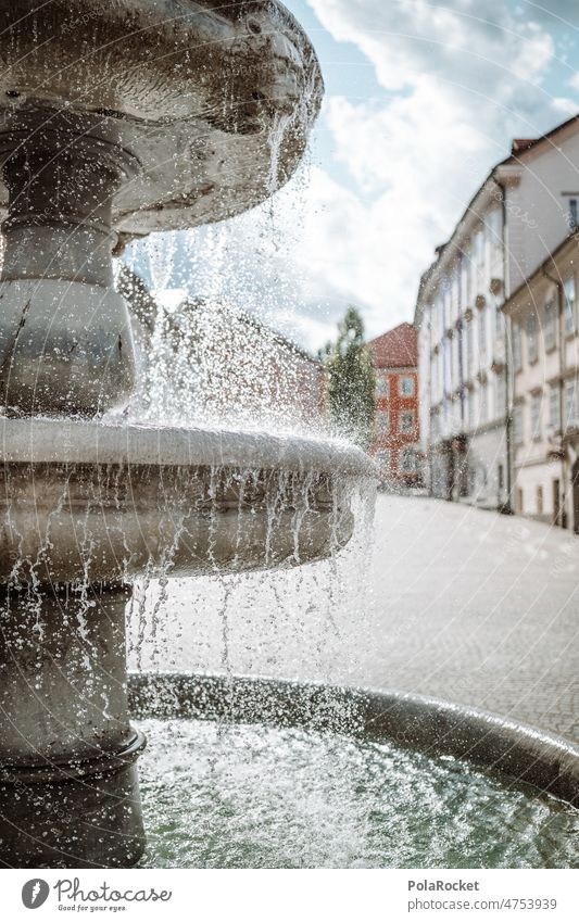 #A0# Abspritzer Springbrunnen Wasser Brunnen Slowenien Ljubljana Wassertropfen Brunnenrand Wasserfontäne spritzen