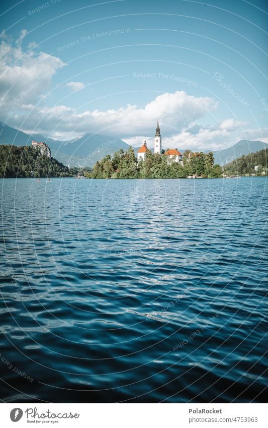 #A0# Bist'e Bled? lake bled geblutet See Seeufer Wasser Slowenien Kirche Kirchturmspitze Gebirgssee