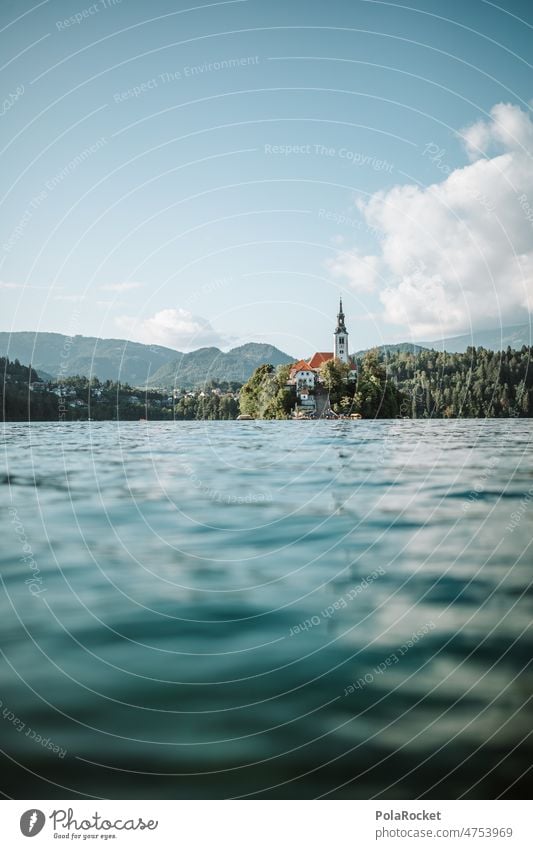 #A0# Bist'e Bled? lake bled geblutet See Seeufer Wasser Slowenien Kirche Kirchturmspitze Gebirgssee Wasseroberfläche