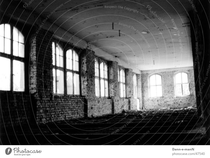 Durch Raum und Zeit verfallen Backstein Fenster Fabrik trist schäbig Kontrast Schwarzweißfoto alt
