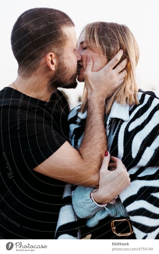 Paar küsst sich auf dem Lande umarmt. Freund und Freundin in der Liebe Kuss Küssen umarmend Landschaft Umarmen Reise Wochenende Menschen Mann Frau Erwachsener