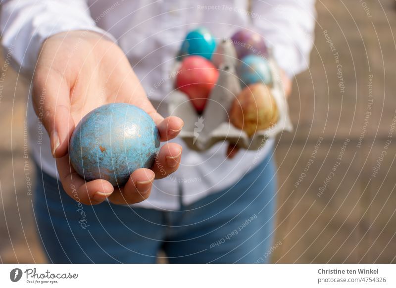 Bunte Ostereier verschenken Ostern Osterfest gefärbte Eier Eier färben bunte Eier Tradition Feste & Feiern Dekoration & Verzierung Lebensmittel Hände Hühnereier