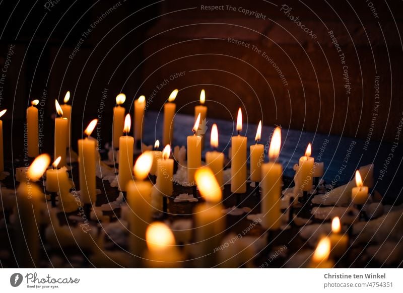 Innehalten / Kerzen in einer Kirche zum Karfreitag Opferlichter Opferkerzen Kerzenaltar Religion & Glaube Hoffnung Kerzenschein Gebet Trauer Christentum Gott