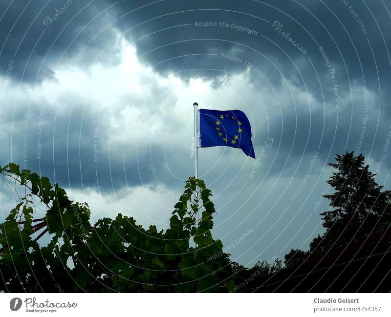 Europafahne vor dunklen Wolken Fahne Flagge Politik & Staat Himmel