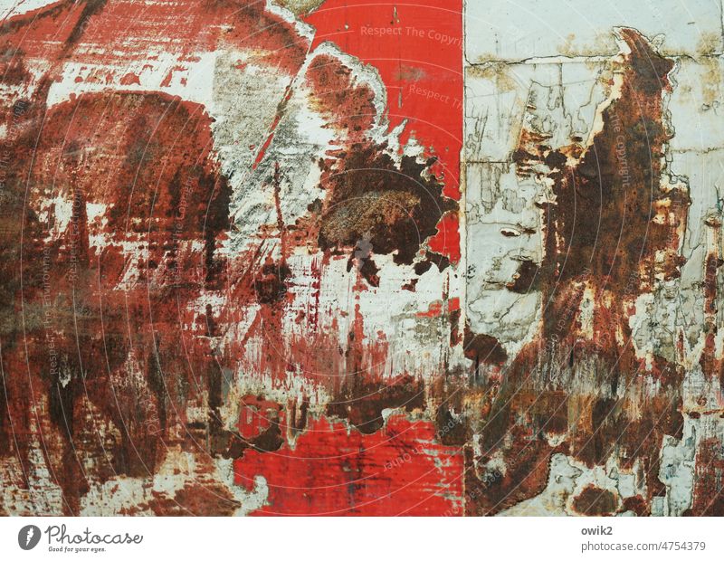 Abgewetzt Nahaufnahme Detailaufnahme Farbfoto schäbig Oberflächenstruktur Zahn der Zeit Abnutzung alt rot weiß Spuren Farbstoff Poller Beton trashig abstrakt