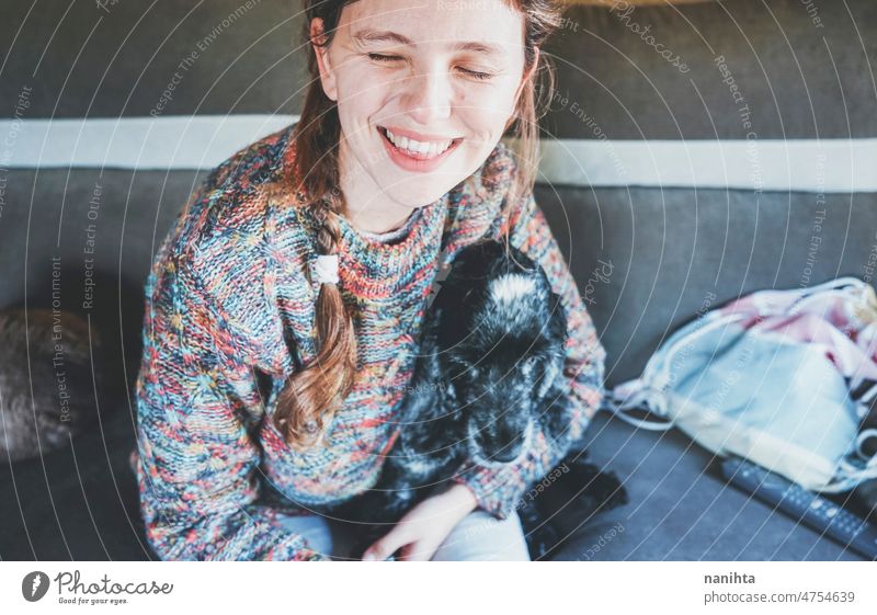 Junge alleinstehende Frau verbringt Zeit mit ihrem Haustier Liebe Zusammensein Single Hund Umarmung Leben Lifestyle Pflege fürsorglich weich fluffig Glück