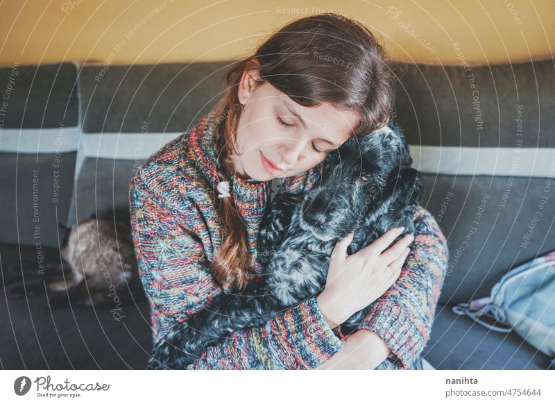 Junge alleinstehende Frau verbringt Zeit mit ihrem Haustier Liebe Zusammensein Single Hund Umarmung Leben Lifestyle Pflege fürsorglich weich fluffig Glück