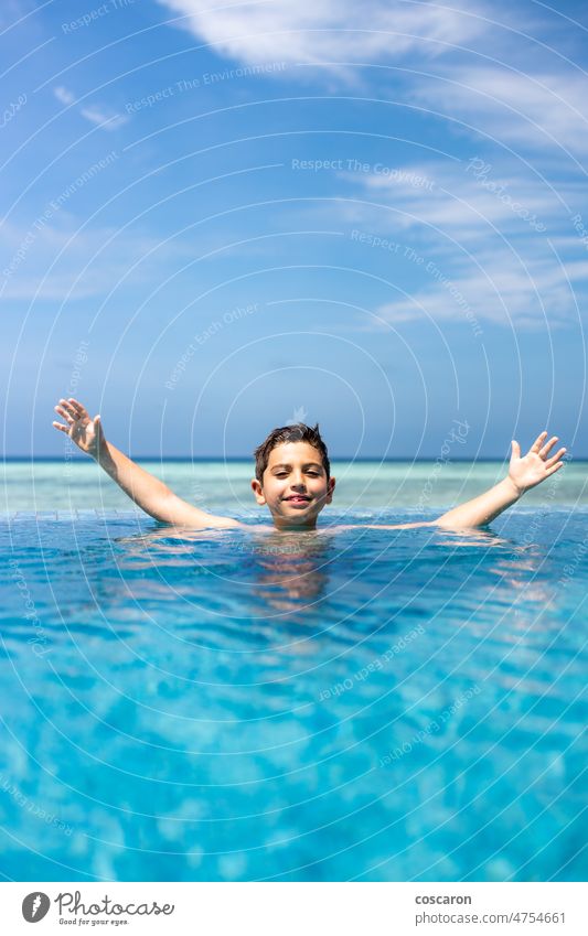 Kleines Kind in einem Infinity-Pool am Meer bezaubernd allein Strand blau Junge Kaukasier heiter Kindheit Küste niedlich Spaß Fröhlichkeit Glück Feiertag