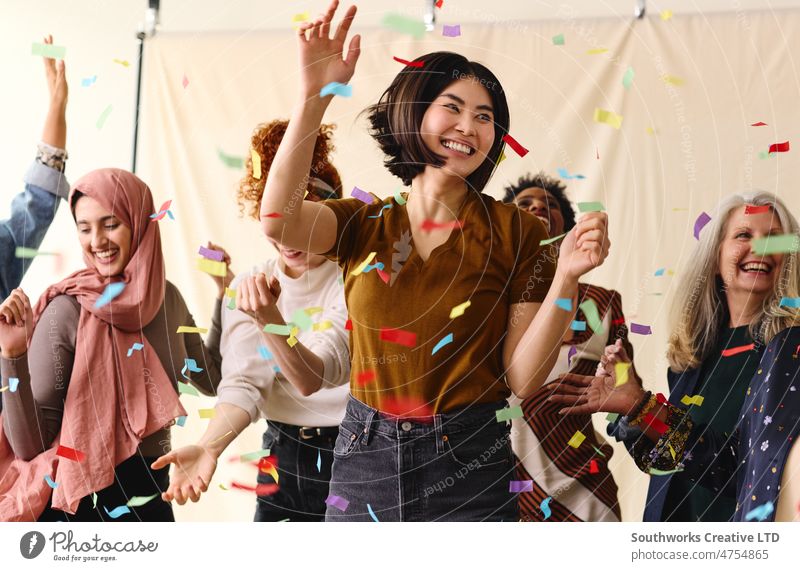 Action-Shot von multiethnischen Frauen gemischten Alters, die den Internationalen Frauentag mit einem Tanz mit Laufschrift feiern Aktion