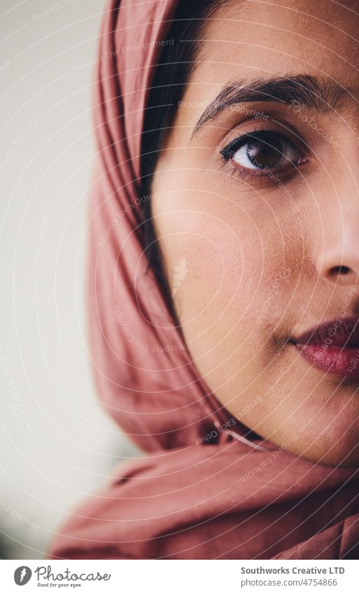 Ausgeschnittenes Porträt einer jungen muslimischen Frau, die einen Hidschab trägt und zuversichtlich in Richtung Kamera blickt nahöstlich Ernte Hajab Hijab