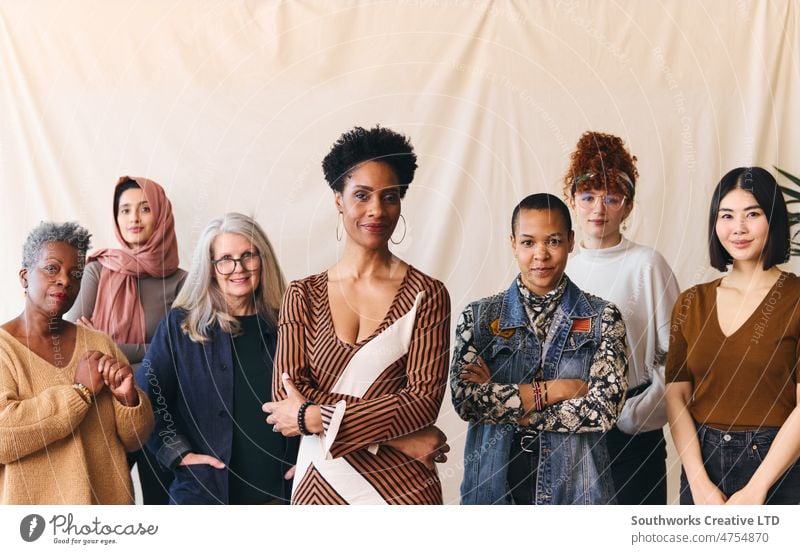 Porträt einer selbstbewussten multiethnischen Frau gemischten Alters, die in die Kamera schaut Solidarität vielfältig Lebensalter Menschengruppe Frauen