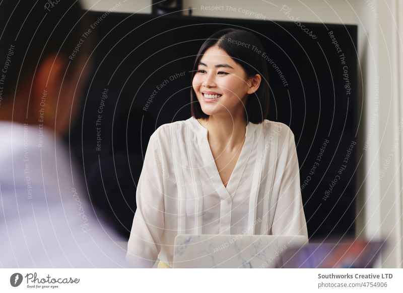 Porträt einer fröhlichen, erwachsenen chinesischen Geschäftsfrau, die bei einem Geschäftstreffen lächelt und zuversichtlich wirkt Frauen selbstbewusst Mitte