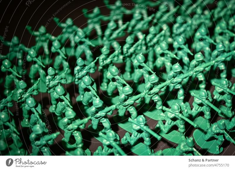 Armee von grünen Plastiksoldaten Krieg kriegsspielzeug Angriff Waffen Soldaten Militär bewaffnet Uniform Kunststoff