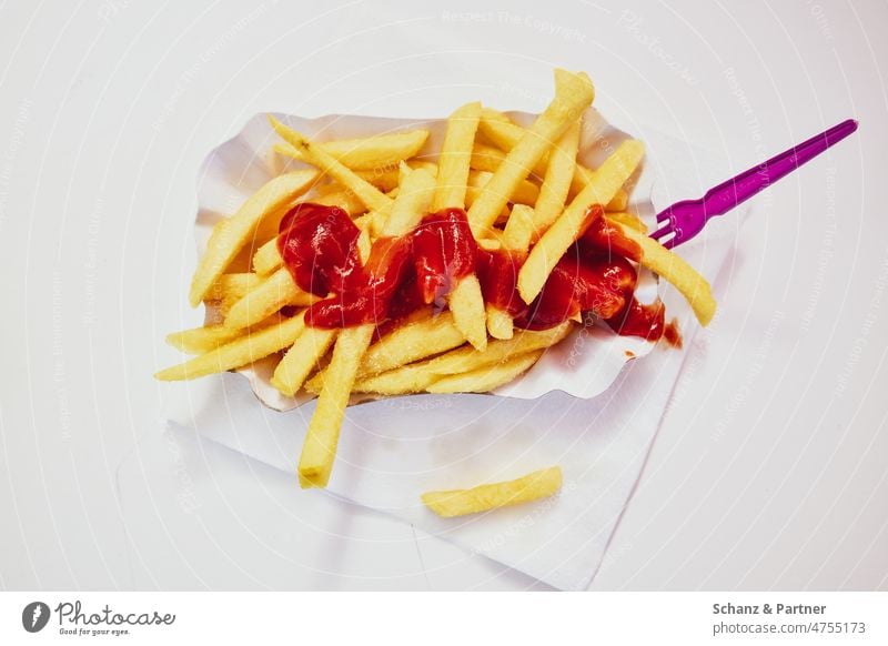 Pommes mit Ketchup und Piekser in Pappschale auf weißem Tisch Fastfood Nahrung Essen Ernährung Lebensmittel lecker ungesund Imbiss Snack Pommes frites Fritten
