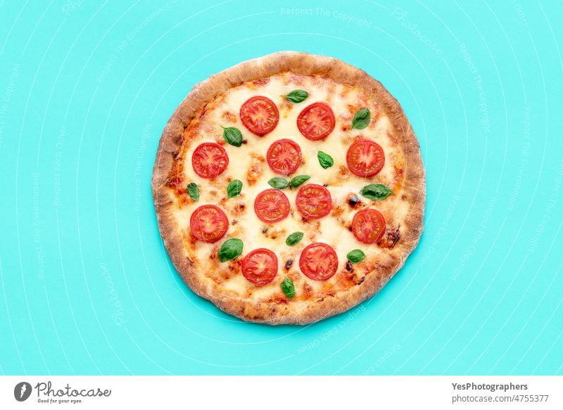 Vegetarische Pizza von oben gesehen, minimalistisch auf blauem Hintergrund gebacken Basilikum hell Kohlenhydrate Käse Farbe Komfort Kruste Küche ausschneiden