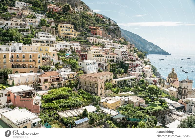 Positano, Amalfiküste, Italien Stadt steil Landschaft Natur Meer Küste Boote Häuser Gebäude alt historisch Urlaub Tourismus Berg Gebirge Reise gelb Felsen