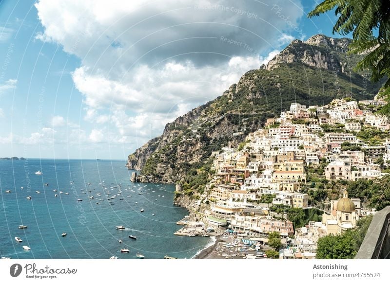 Positano, Amalfiküste Italien Stadt steil Landschaft Natur Meer Küste Boote Häuser Gebäude alt historisch Urlaub Tourismus Berg Gebirge Reise gelb Felsen