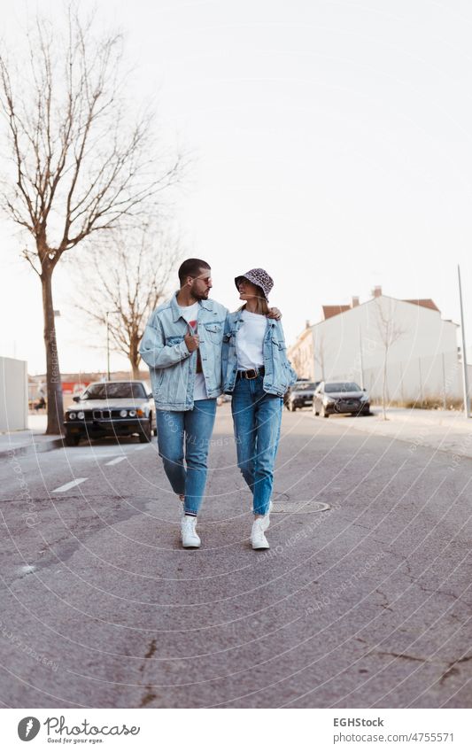 Stylish vintage junges Paar zu Fuß auf der Straße stylisch laufen Spaziergang altehrwürdig Person im Freien Frau Zusammengehörigkeitsgefühl Zwei Personen
