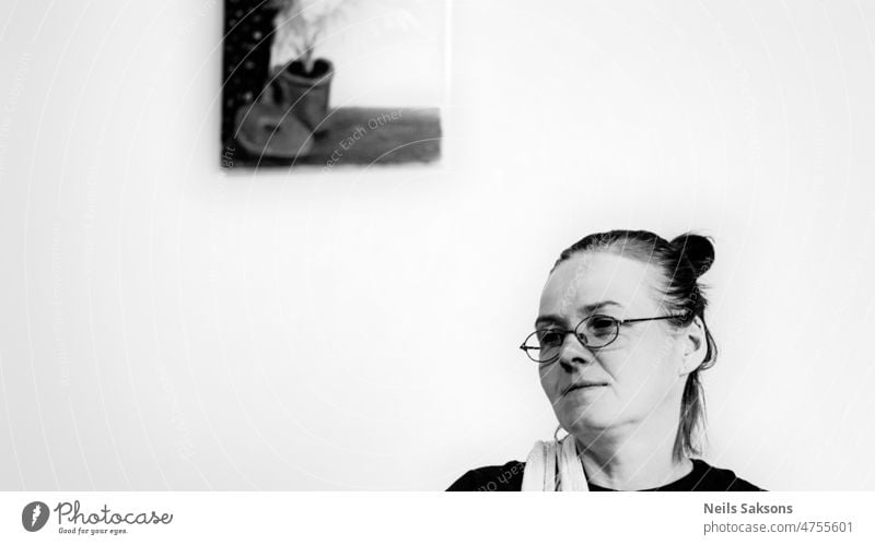 Frau und Malerei menschlich Kunst Minimalismus Monochrom schwarz auf weiß Porträt weiße Wand Auge Brille Kopf Aussehen Behaarung Lächeln eine allein Gesicht