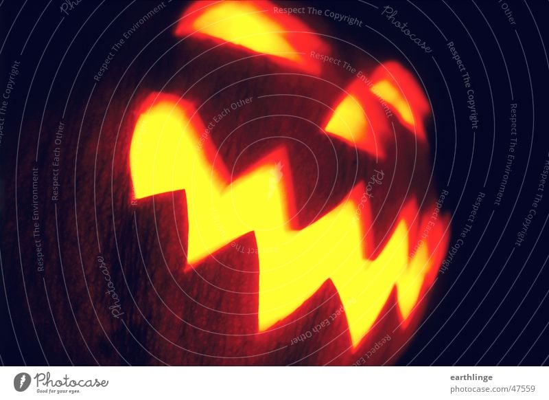 Hello Ween! Halloween Kerze Schrecken dunkel ausgeschnitten hohl Zickzack Öffnung Bewegungsunschärfe Querformat Licht im Dunkeln Nahaufnahme analog gruselig