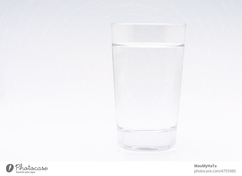 Glas Wasser in Weiß weiß Schwarzweißfoto Fenster Reflexion & Spiegelung Detailaufnahme Wassertropfen Tag Nahaufnahme Licht Makroaufnahme Kontrast