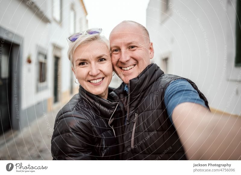 Ein Selfie-Foto von einem Paar, das seinen Urlaub in Südeuropa, Faro, Portugal, genießt Stehen lässig attraktiv Familie zwei Tourist Freundschaft Frau Kaukasier