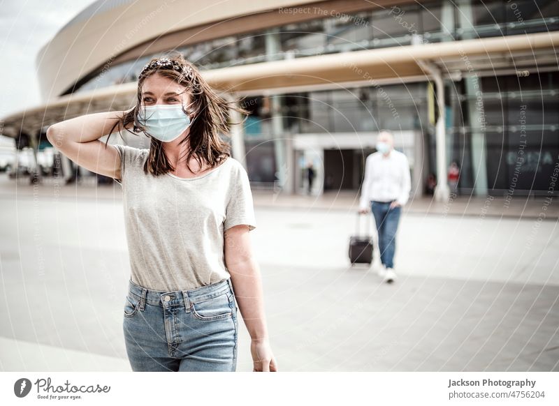 Eine junge Frau verlässt den Flughafen mit ihrem Gepäck am Zielort Reisender reisen Ausflugsziel Tasche erkunden prüfen sich[Akk] entspannen Lächeln attraktiv