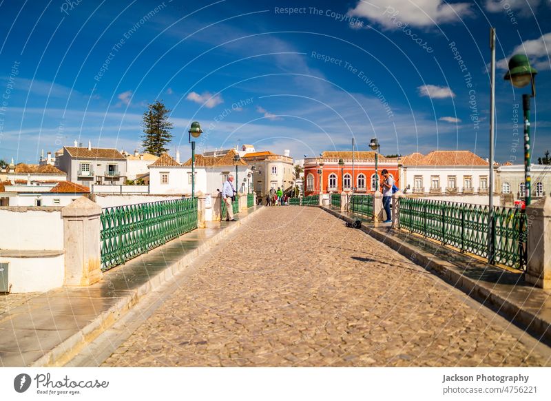 Schönes Stadtbild des historischen Tavira am Fluss Gilao, Algarve, Portugal Tourist Touristen Menschen tavira Brücke Architektur heimwärts im Freien Europäer