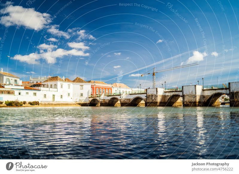 Schönes Stadtbild des historischen Tavira am Fluss Gilao, Algarve, Portugal tavira Brücke Architektur Boot heimwärts im Freien Europäer Wahrzeichen blau Himmel