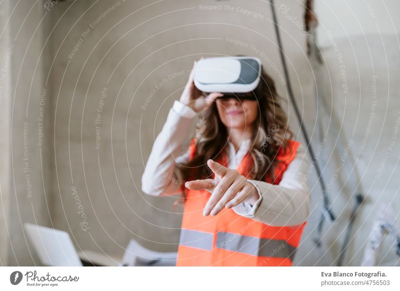 Architektin auf einer Baustelle mit Virtual-Reality-Brille bei der Arbeit an VR-Entwürfen Inspektor Frau Vorarbeiterin Virtuelle Realität Schutzbrille
