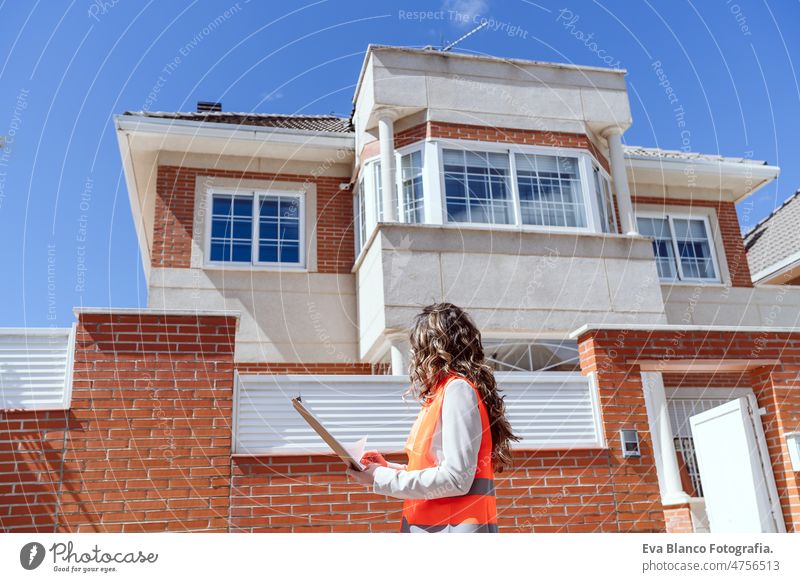 Inspektor oder Architekt professionelle Frau überprüft Haus auf der Baustelle. Heimwerken Überprüfung Fenster heimwärts Laptop unkenntlich Handy Blaupausen