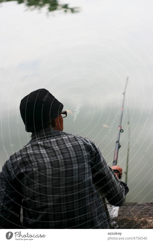 Rückansicht einer Person beim Angeln im Teich Fischen Natur See Wasser Mann Fischer Freizeit im Freien Sommer Hobby männlich Stab Rücken Hintergrund Erholung