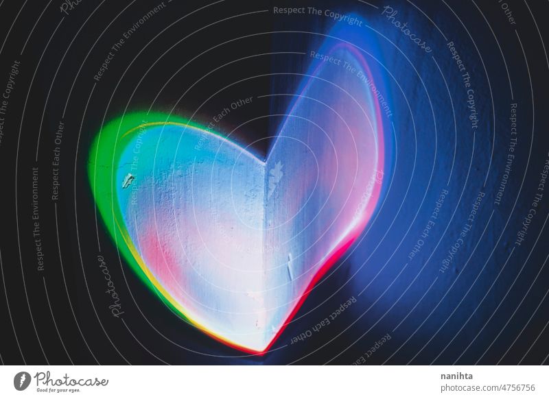 Buntes Licht Herzform projiziert in einer Wand farbenfroh Design Form abstrakt Malerei pulsierend brilliant Liebe Fröhlichkeit Regenbogen intensiv Projekt Glanz