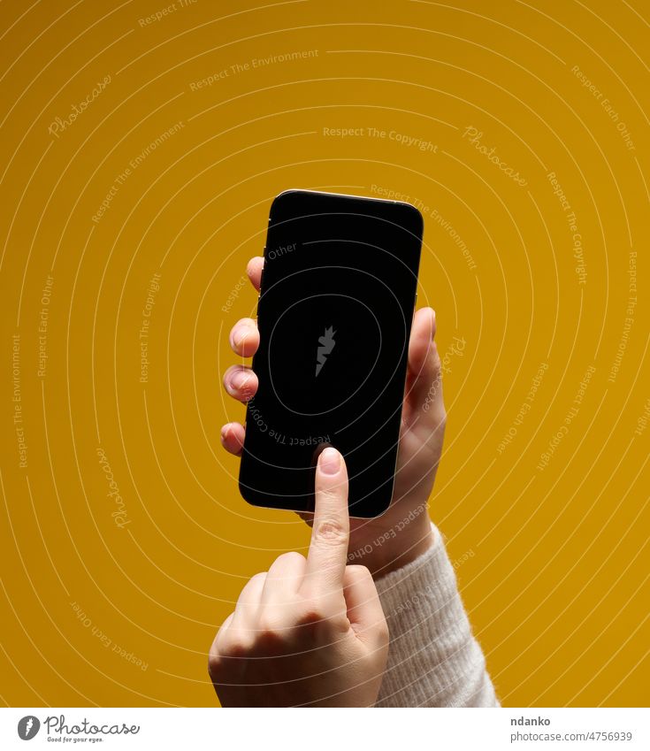 Weibliche Hand hält Smartphone mit leerem schwarzen Bildschirm auf gelbem Hintergrund berühren Inserat Anwendung blanko Kaukasier Mitteilung Gerät digital