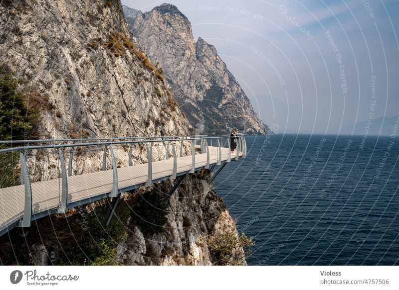 Radweg am Gardasee Italien Berge Urlaub Reise Limone sul Garda Person Aussicht