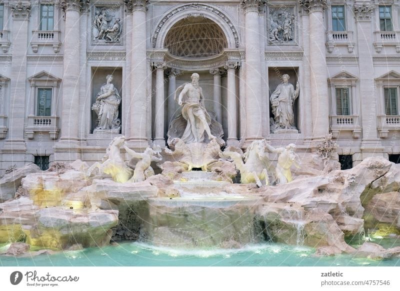 Trevi-Brunnen in Rom. Die Fontana di Trevi ist eines der berühmtesten Wahrzeichen Roms, Italien. Springbrunnen salvi Lazio Römer Meer Bildhauerei reisen