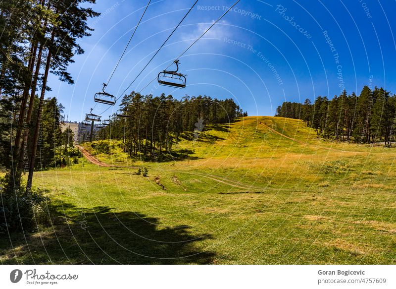 Skisessellift in Tornik auf dem Berg Zlatibor in Serbien Himmel Natur Sommer im Freien Berge u. Gebirge Ansicht reisen Landschaft zlatibor blau panoramisch