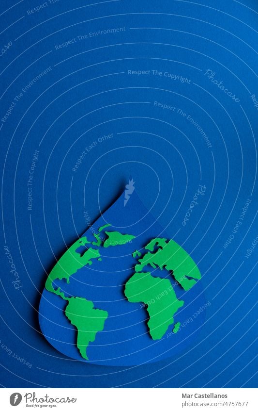Wassertropfen auf Papier ausgeschnitten mit Weltkarte auf dunkelblauem Hintergrund. Internationaler Tag der Erde. Platz zum Kopieren. Vertikales Foto. weltweit