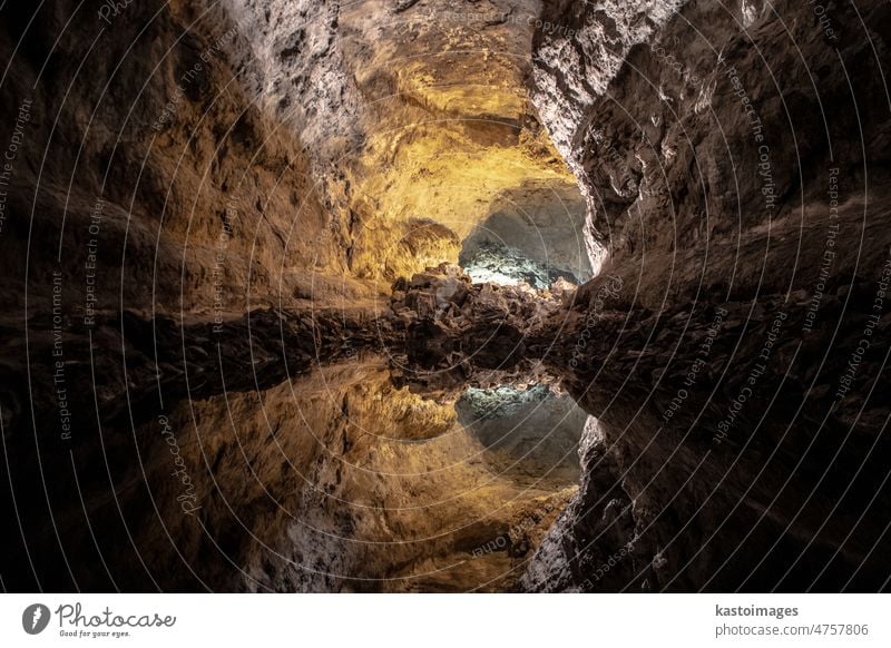 Optische Täuschung - Wasserspiegelung in der Cueva de los Verdes, einer erstaunlichen Lavaröhre und Touristenattraktion auf der Insel Lanzarote, Spanien