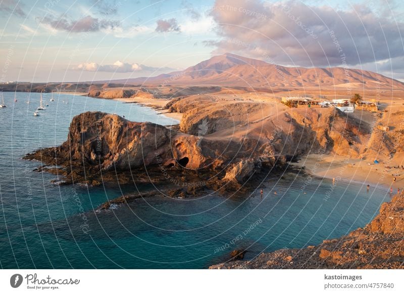 Landschaft mit türkisfarbenem Meerwasser am Strand von Papagayo, Lanzarote, Kanarische Inseln, Spanien. Papagayostrand Panorama reisen Ansicht Tourismus Wasser