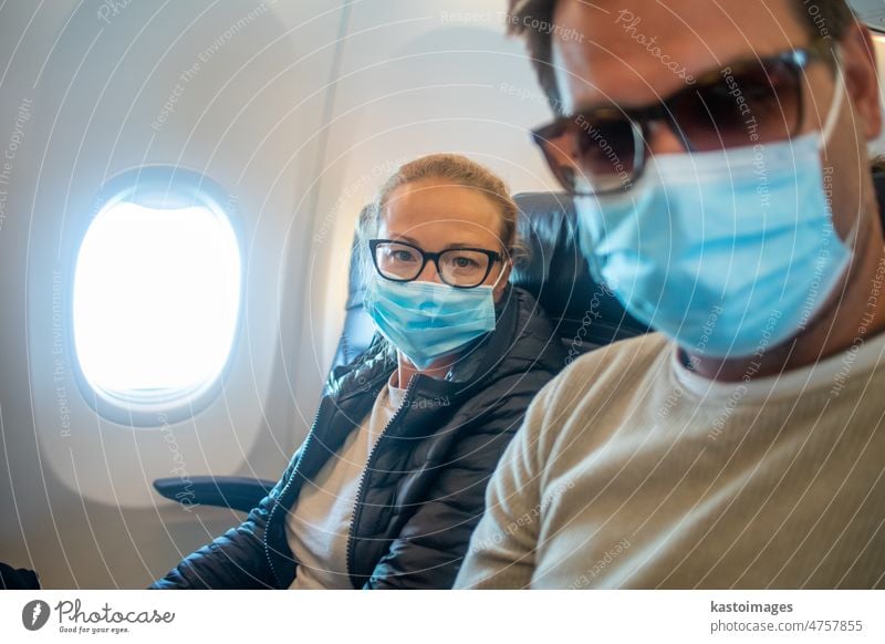 Ein junges Paar trägt auf einer Flugreise Gesichtsmasken. Neue Normalität des Reisens nach dem Konzept der Covid-19-Pandemie reisen Reisender Tourist Verkehr