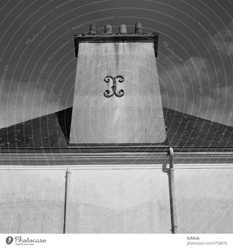 Bretagne 2022 Kamin einer Ofenheizung mit 4 Zügen Froschperspektive schwarzweiß Außenaufnahme Dach Haus SW Regenfallrohr Himmel Heizung