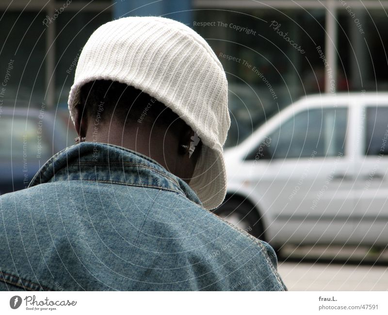bemützt Ohrringe Mann Verkehr Bushaltestelle Mütze Stadt Jeansjacke grau Seil lesen Jugendliche Bekleidung Mensch Straße warten Rücken PKW blau Hals Mode