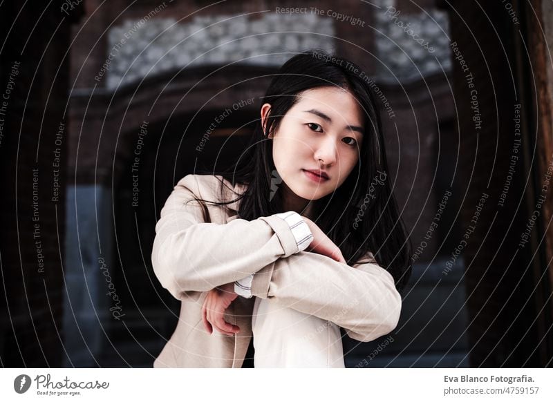 Nahaufnahme Porträt einer selbstbewussten chinesischen Frau in der Stadt, die sich an eine Wand lehnt Chinesisch Großstadt Lifestyle modern Business Unternehmer