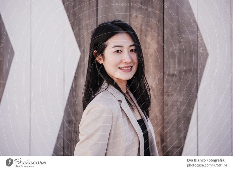 lächelnd schöne chinesische Geschäftsfrau über Holz Zeichen Hintergrund stehen Chinesisch asiatisch Frau Laptop Technik & Technologie Café Kaffee Kantine