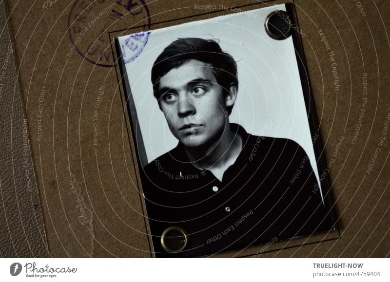 Student, Studienanfänger auf s/w Automatenfoto Selfie im Studienbuch der FU Berlin 1967 mit Stempel Passfoto Selbstbild Anfänfer Nachweis