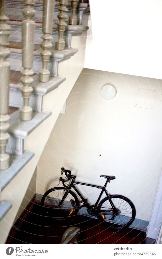 Fahrrad im Treppenhaus abgestellt absatz abstieg abwärts altbau aufstieg aufwärts fahrrad fenster geländer mehrfamilienhaus menschenleer mietshaus stufe